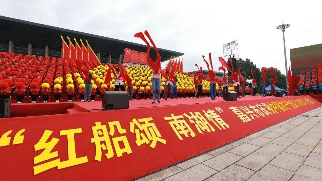 小泰迪被主人逼着训练,还不让休息,小表情真可怜!
